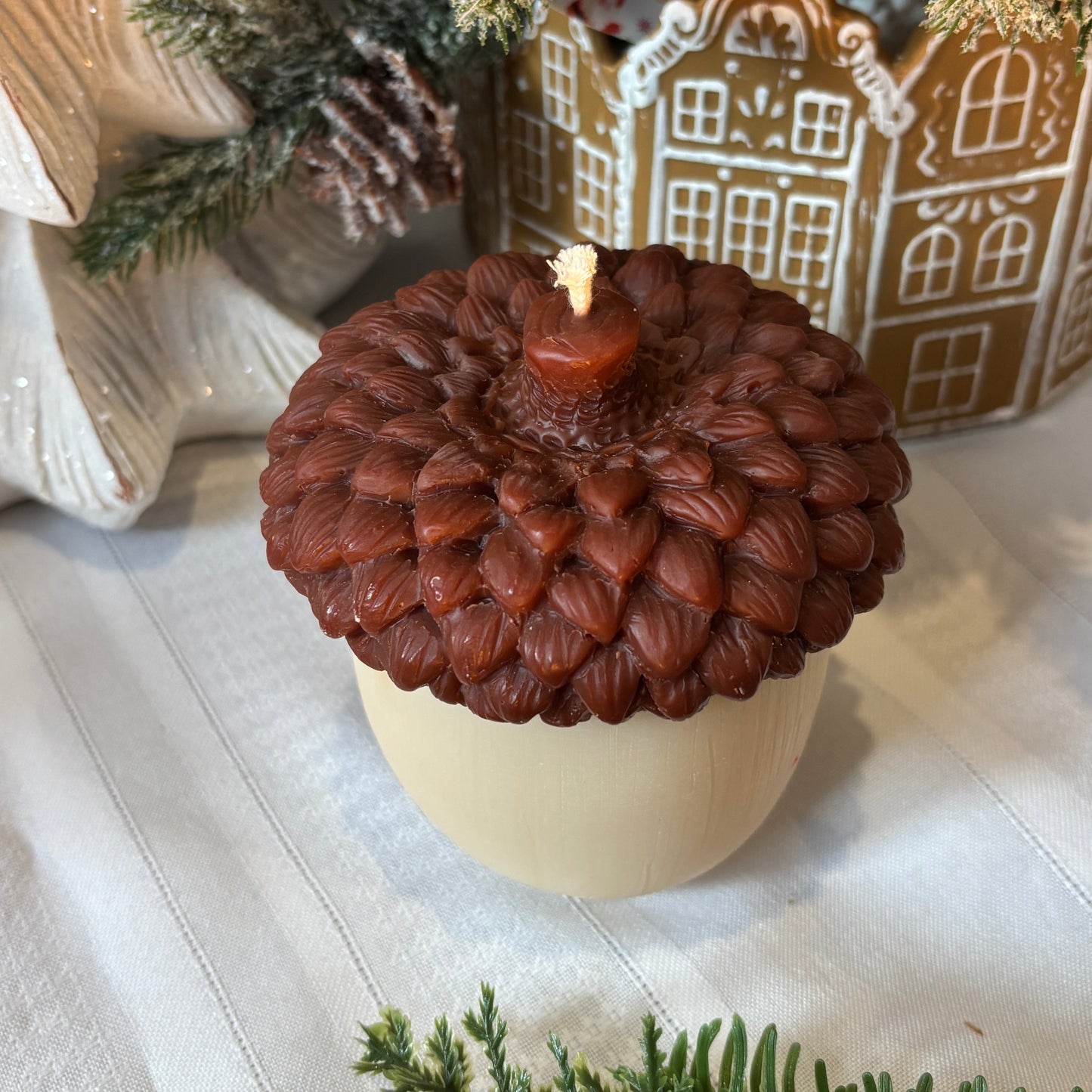 Acorn Candle – A Cozy Tribute to Winter’s Charm