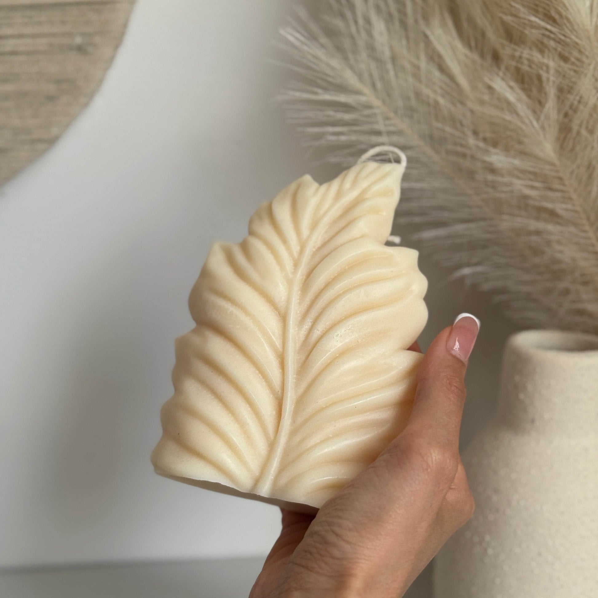 Lush Candle – A Gentle Curve of Nature - AuraLux